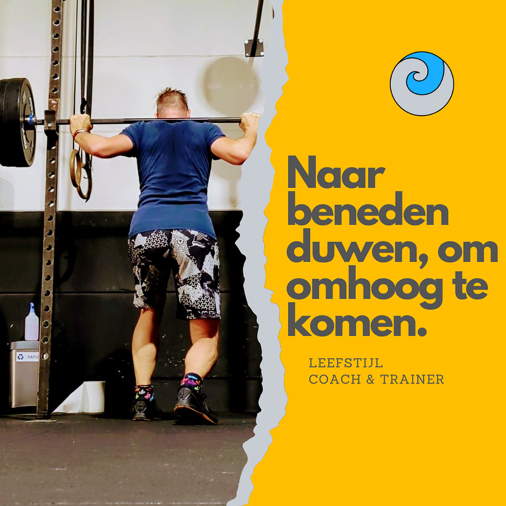 Trainen om omhoog te komen door naar beneden te duwen